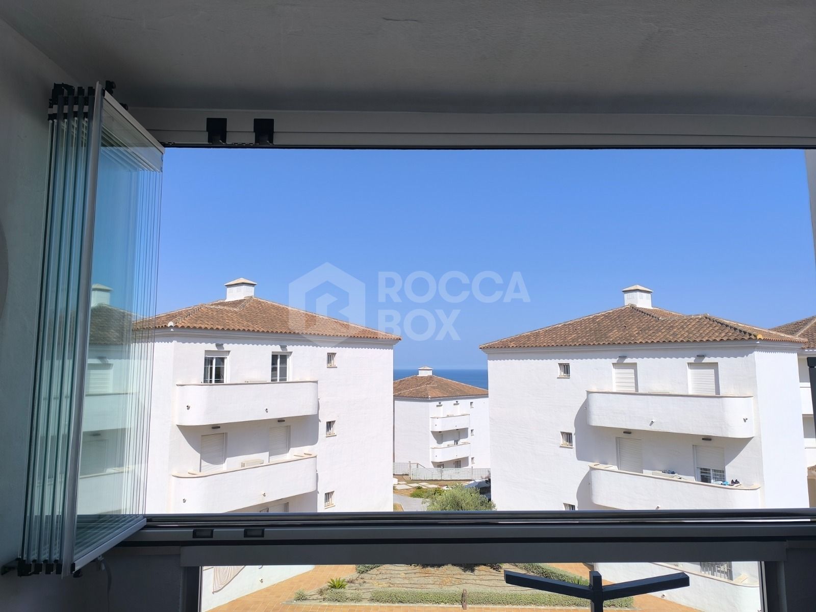 Bright & Cozy 1st-Floor Apartment with Lovely Sea Views