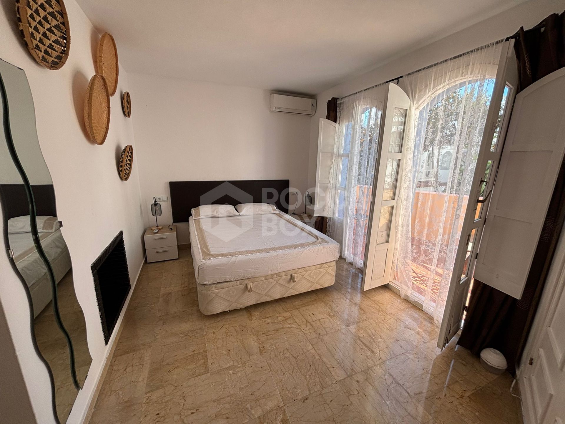 Elegant Three-Storey Town House with Communal Amenities in Tranquil Urbanisation