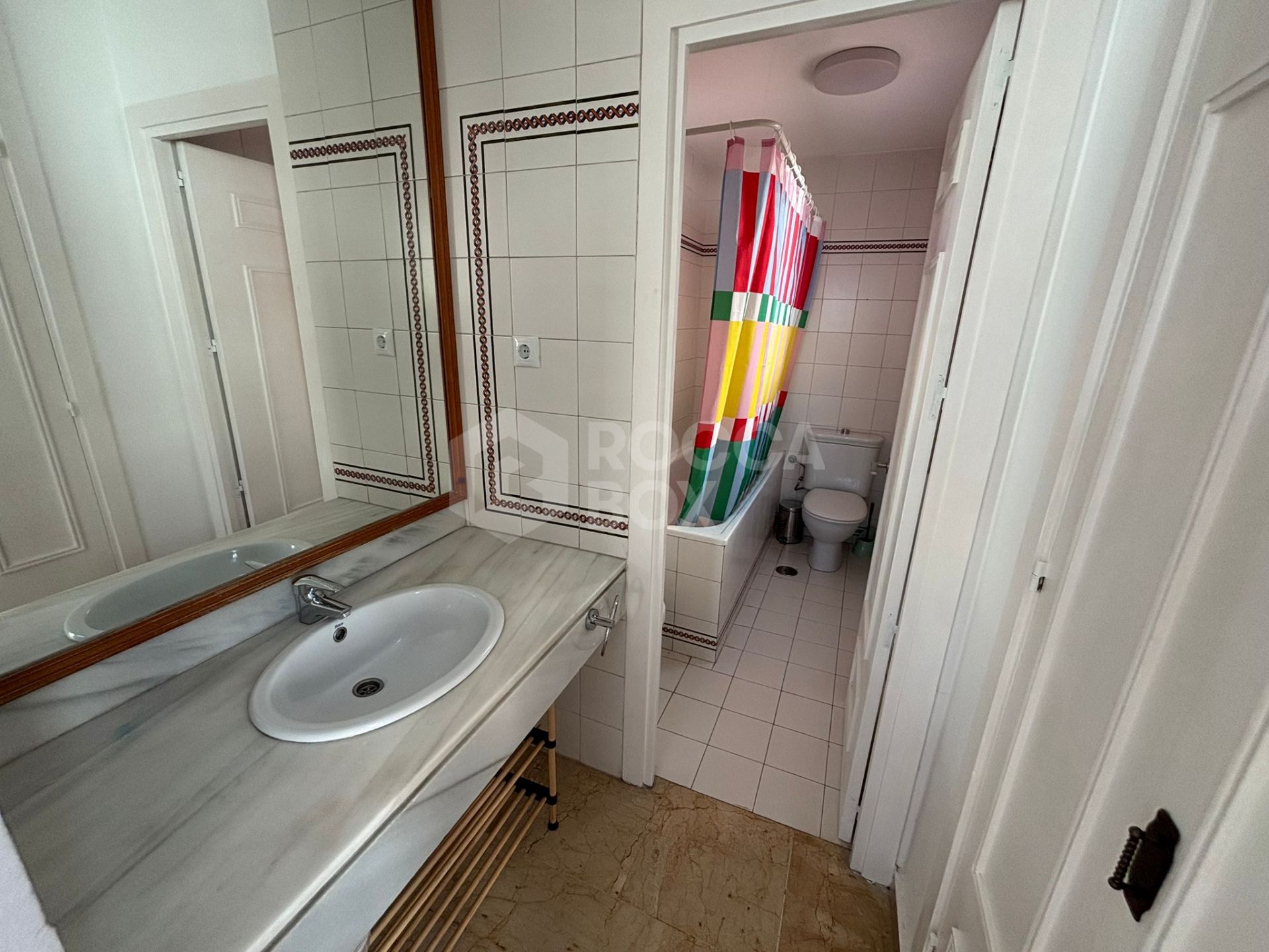 Elegant Three-Storey Town House with Communal Amenities in Tranquil Urbanisation