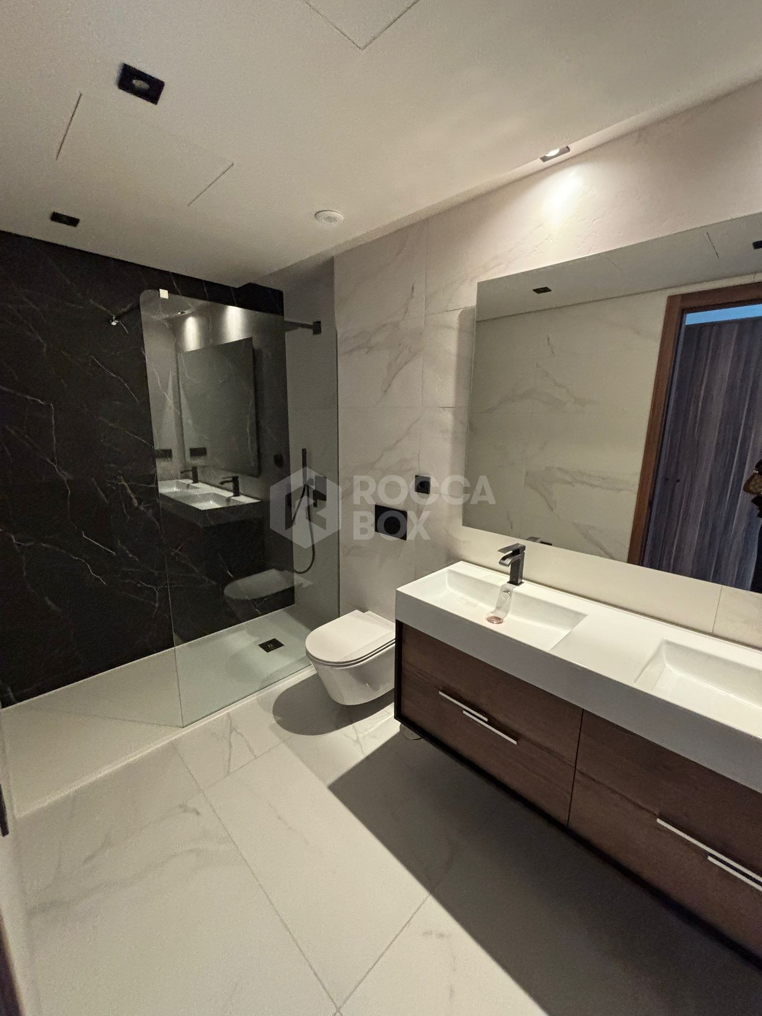 Luxury New Build Apartment with Sea Views and Prime Amenities