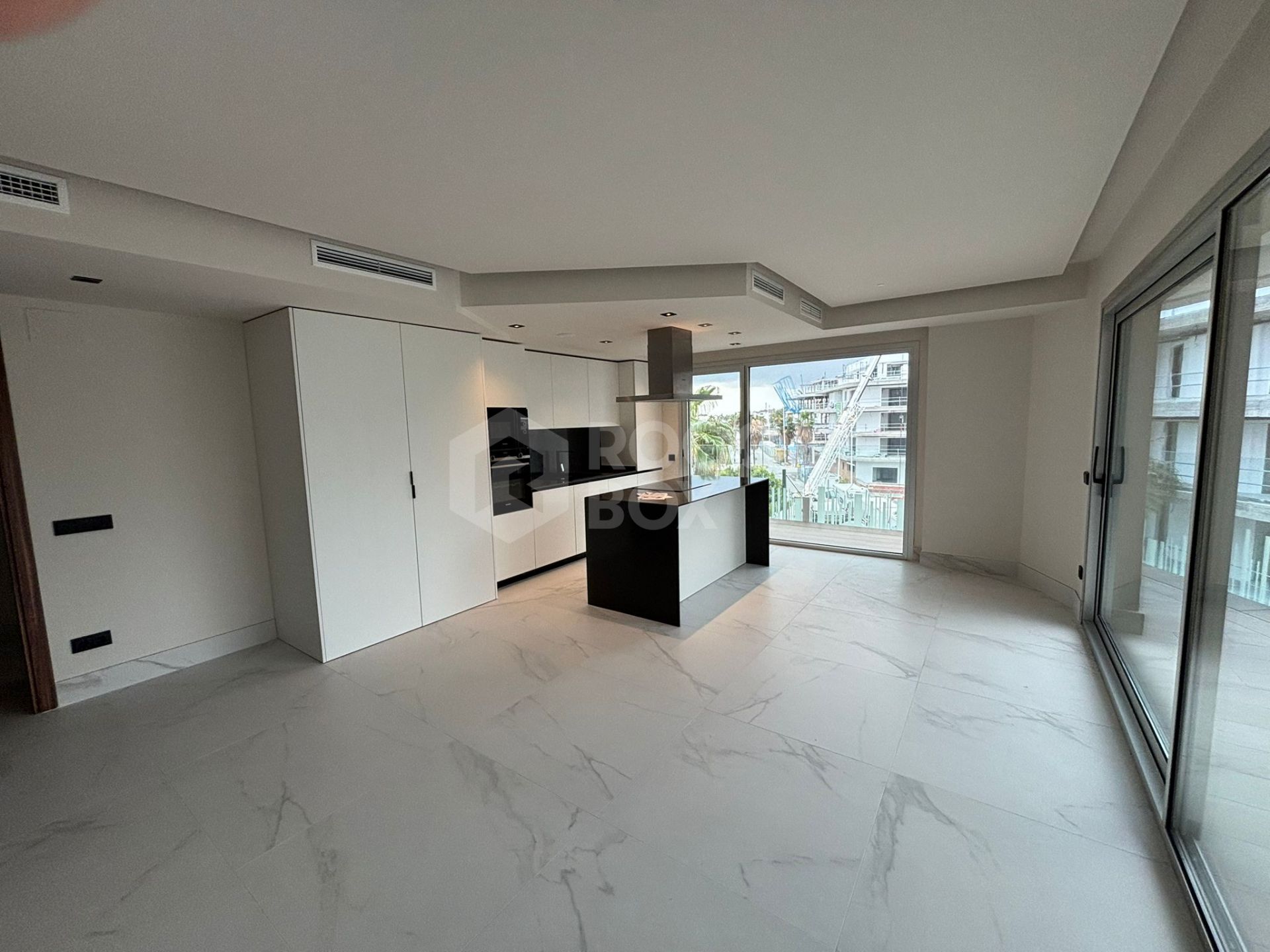 Luxury New Build Apartment with Sea Views and Prime Amenities