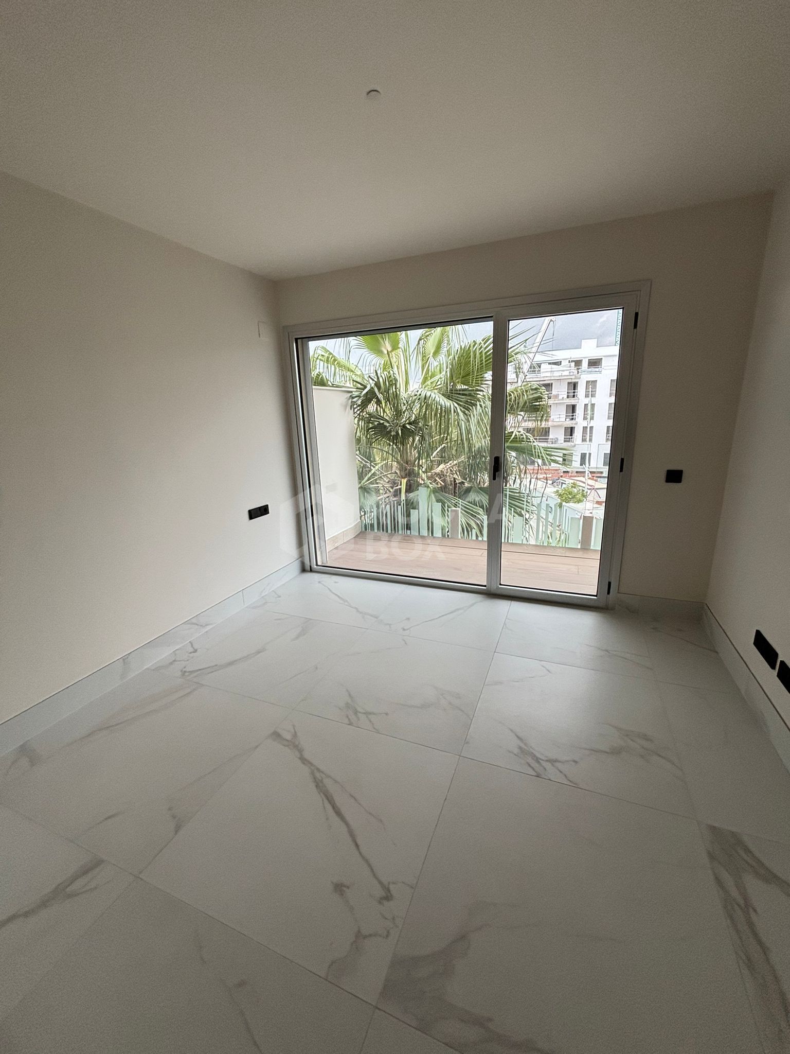 Luxury New Build Apartment with Sea Views and Prime Amenities