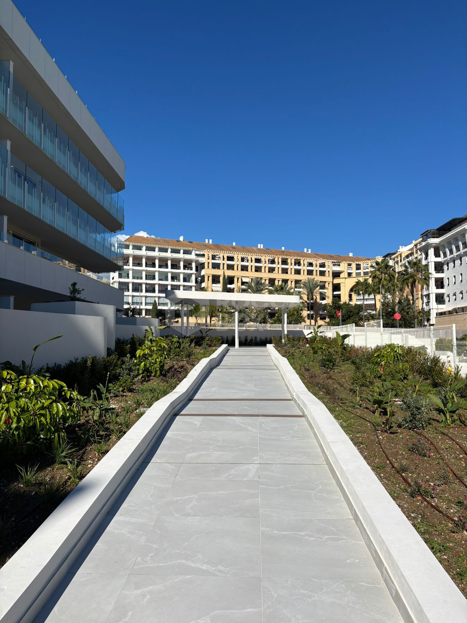 Luxury New Build Apartment with Sea Views and Prime Amenities