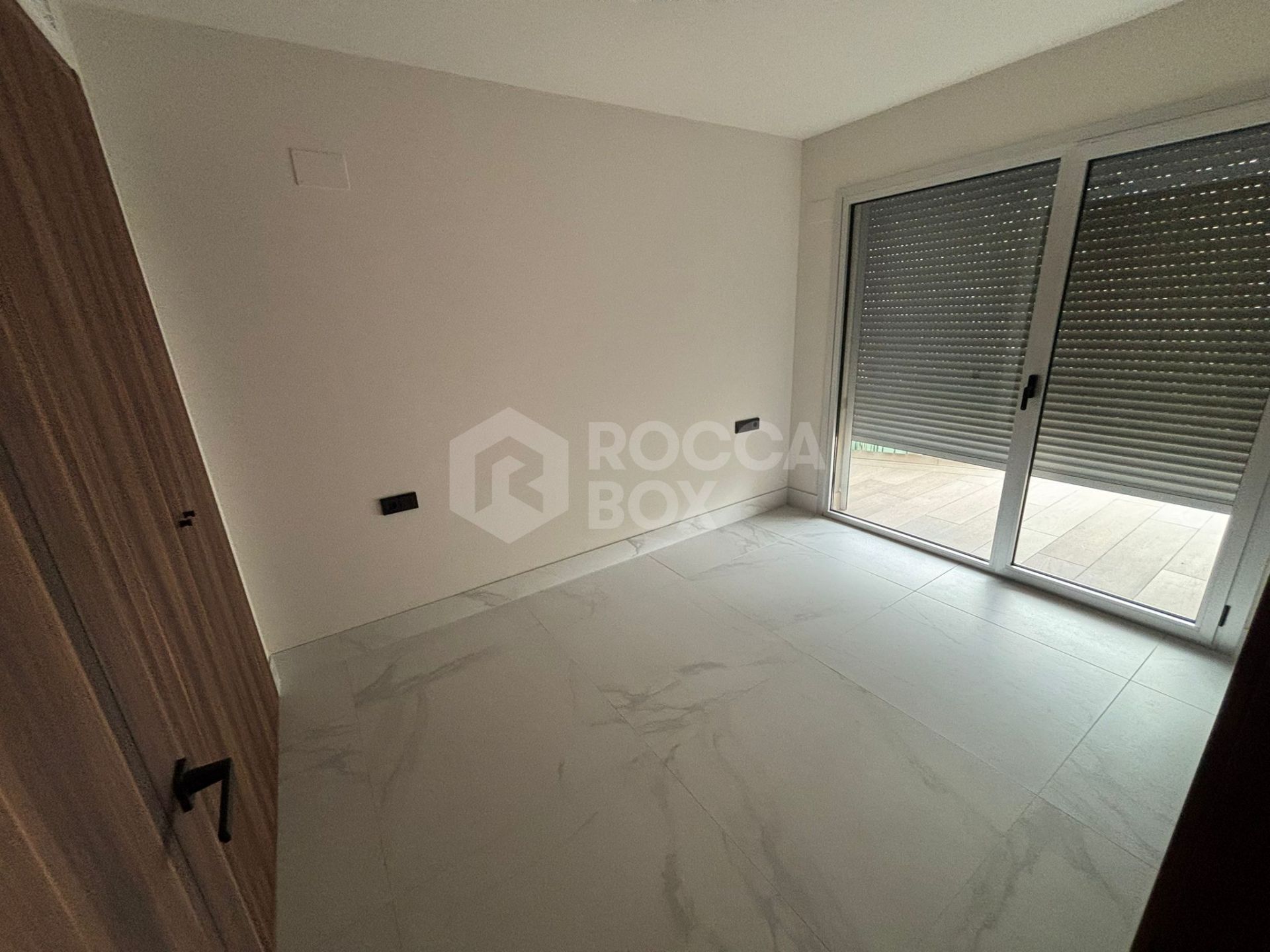 Luxury New Build Apartment with Sea Views and Prime Amenities