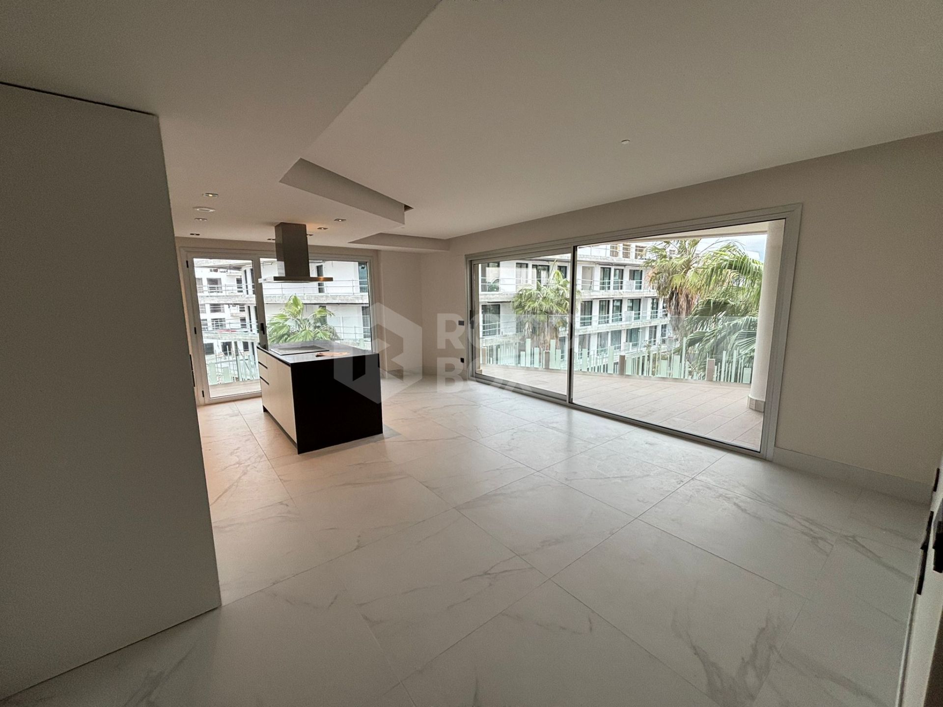 Luxury New Build Apartment with Sea Views and Prime Amenities