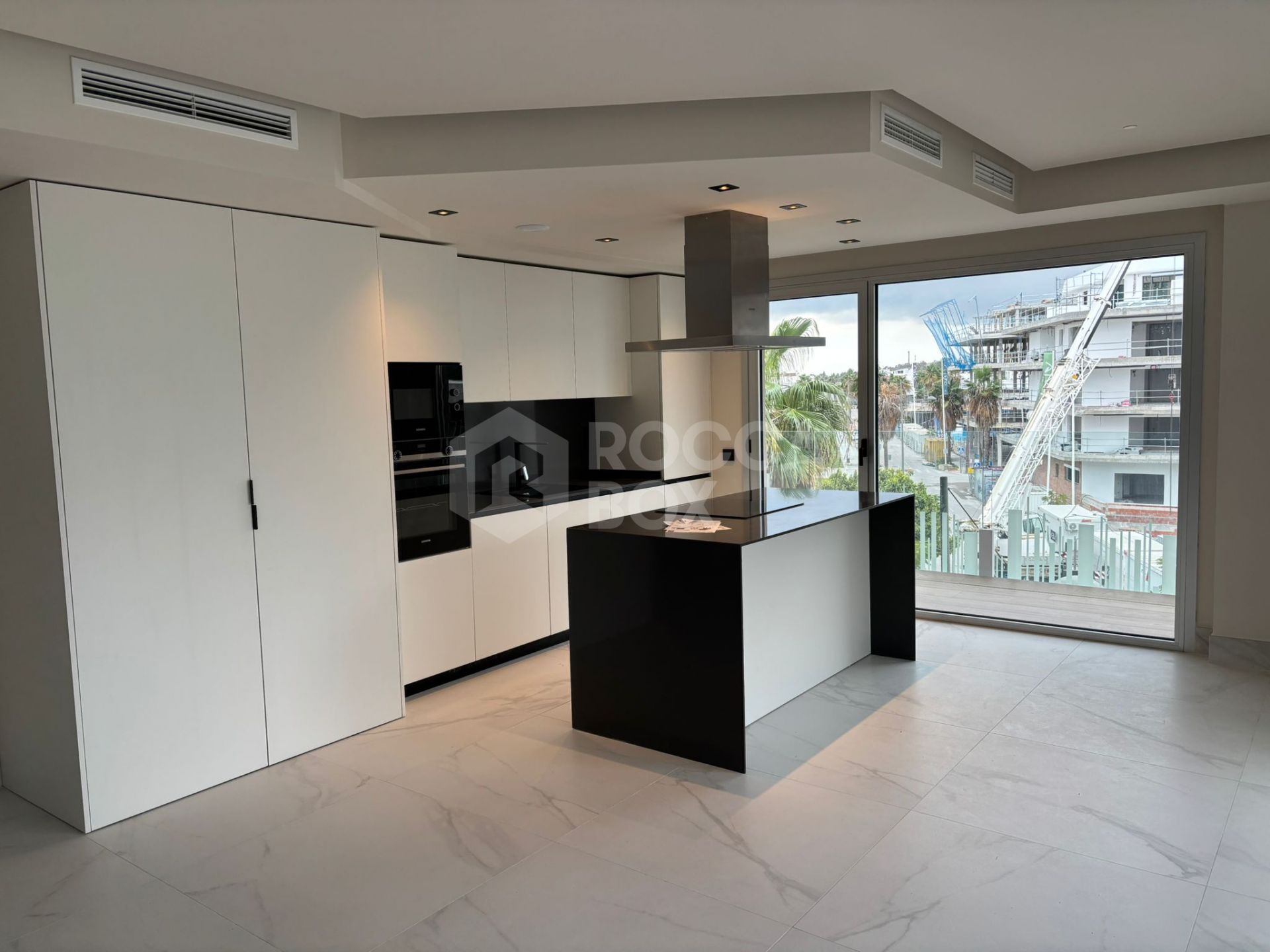 Luxury New Build Apartment with Sea Views and Prime Amenities