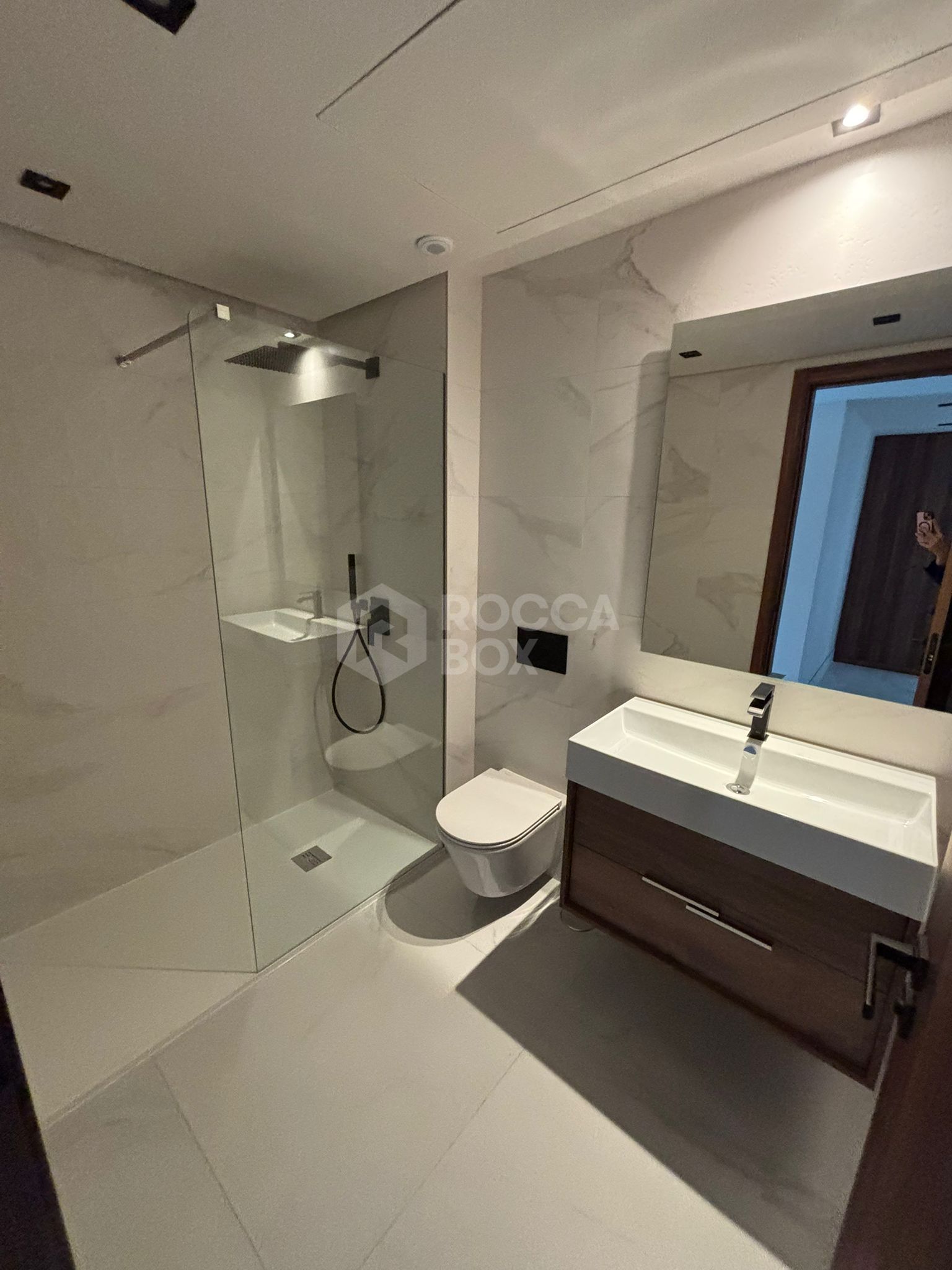 Luxury New Build Apartment with Sea Views and Prime Amenities