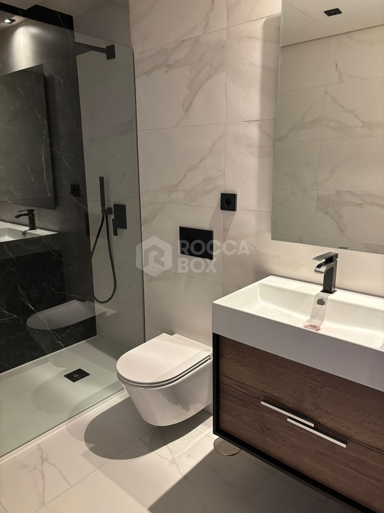 Luxury New Build Apartment with Sea Views and Prime Amenities