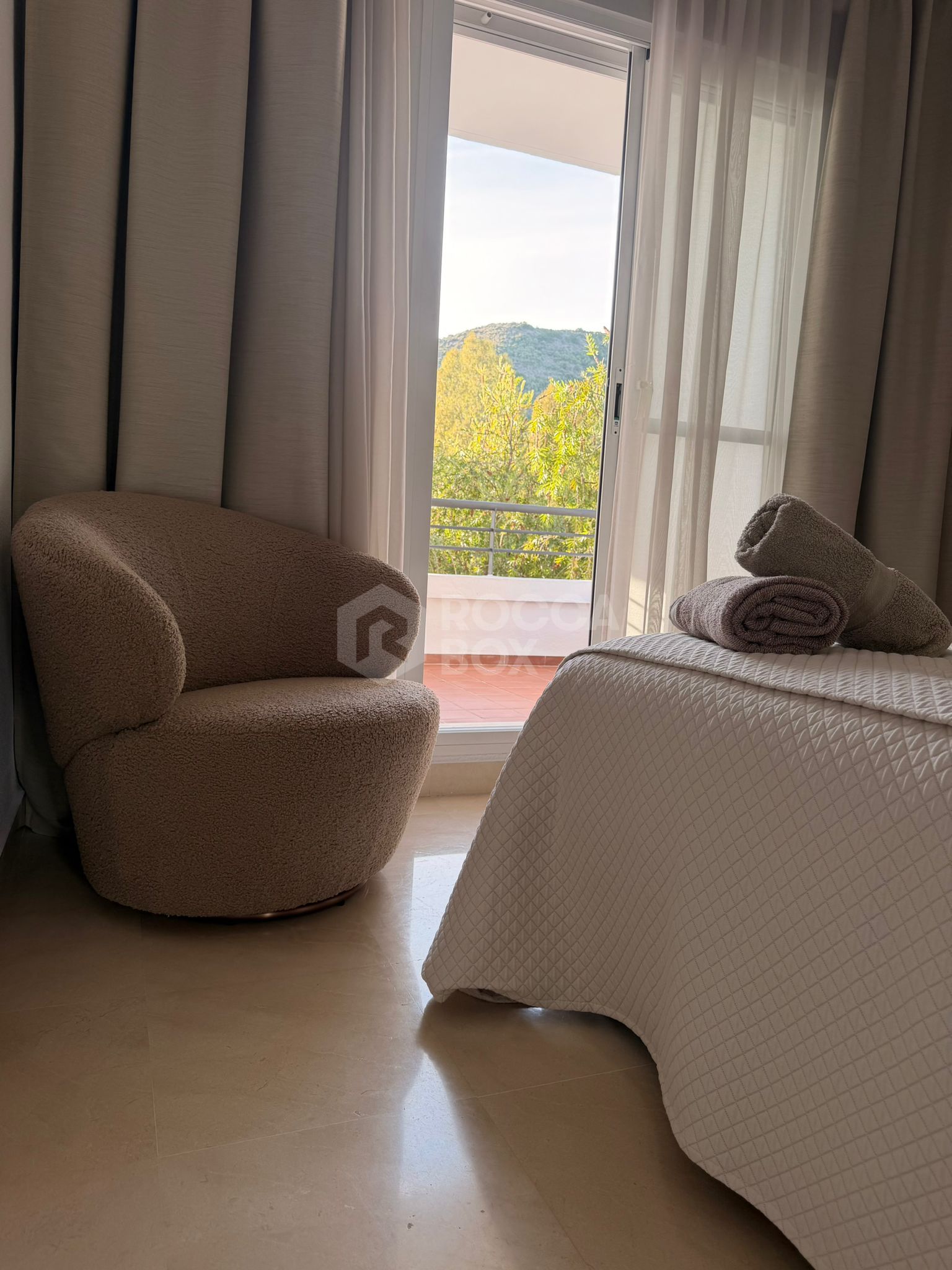 Luxury Apartment with Panoramic Mountain and Golf Views