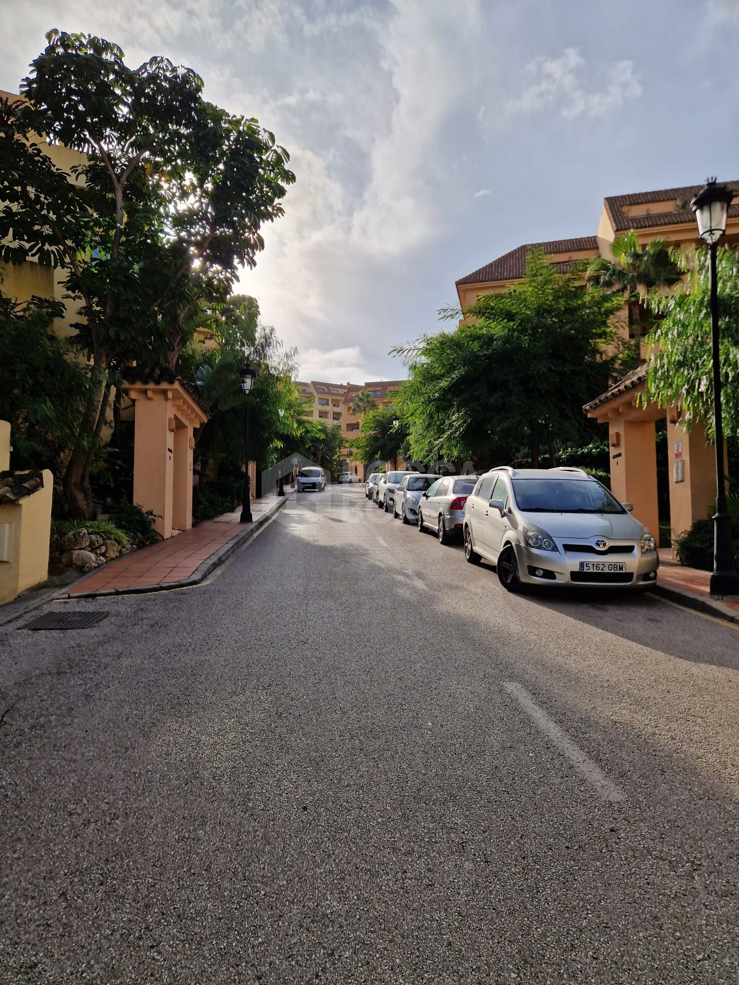 Elegant Golfside Apartment in Duquesa Village – Spacious & Close to the Marina