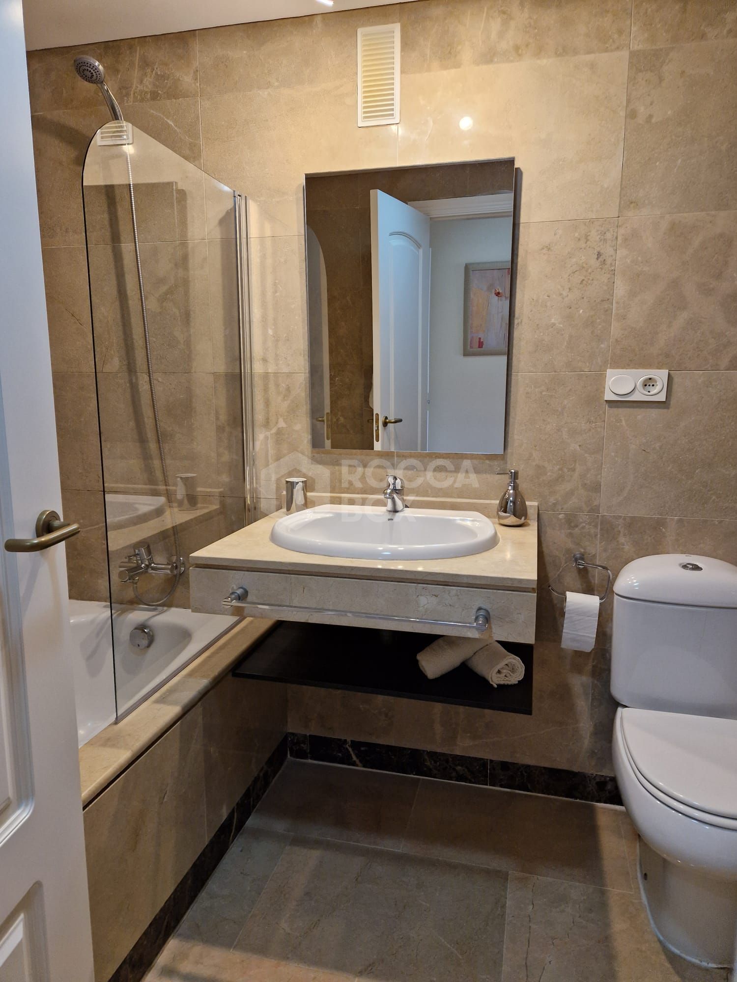 Elegant Golfside Apartment in Duquesa Village – Spacious & Close to the Marina