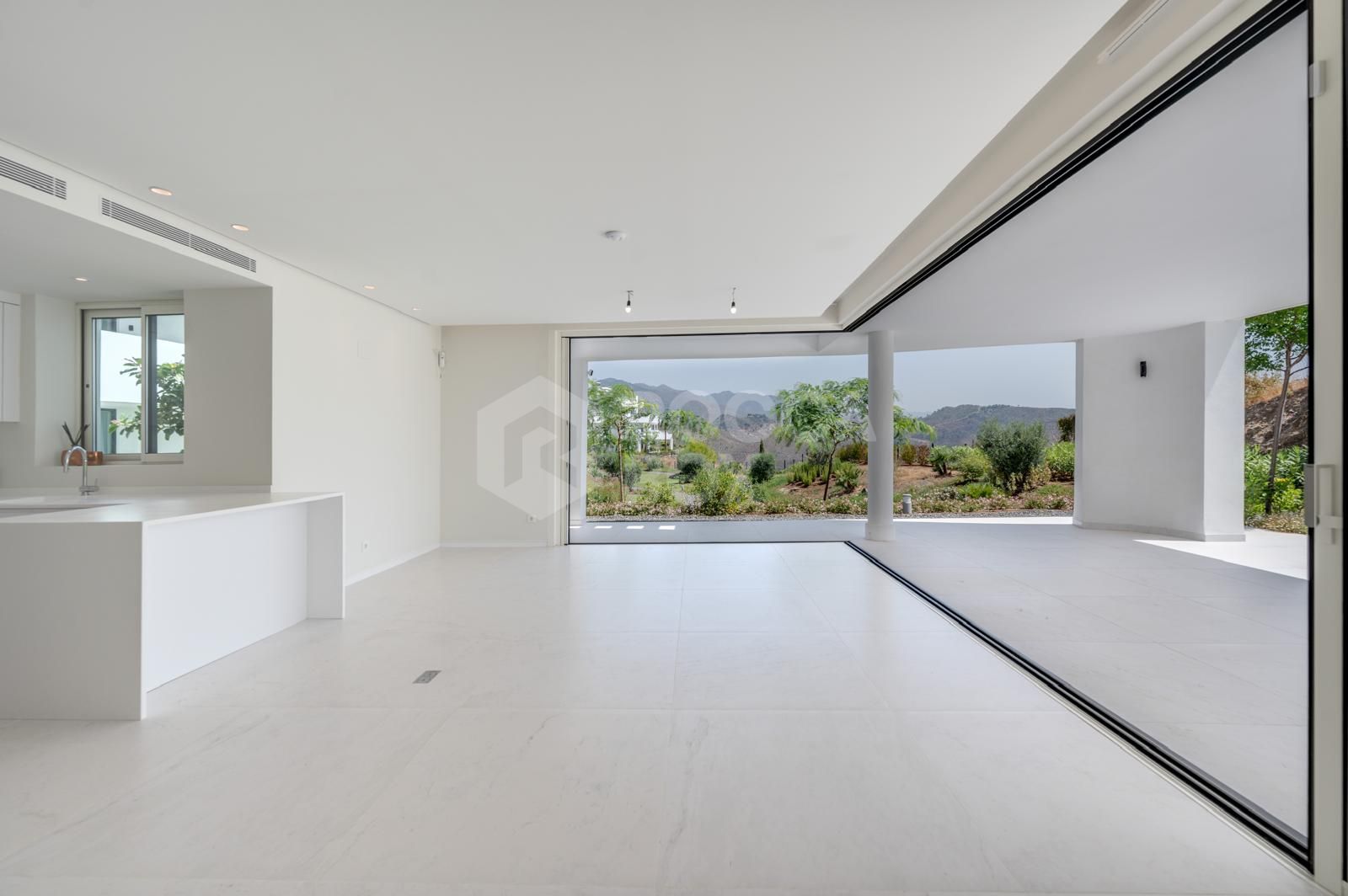 Luxury Ground Floor Apartment with Panoramic Views and Exceptional Facilities