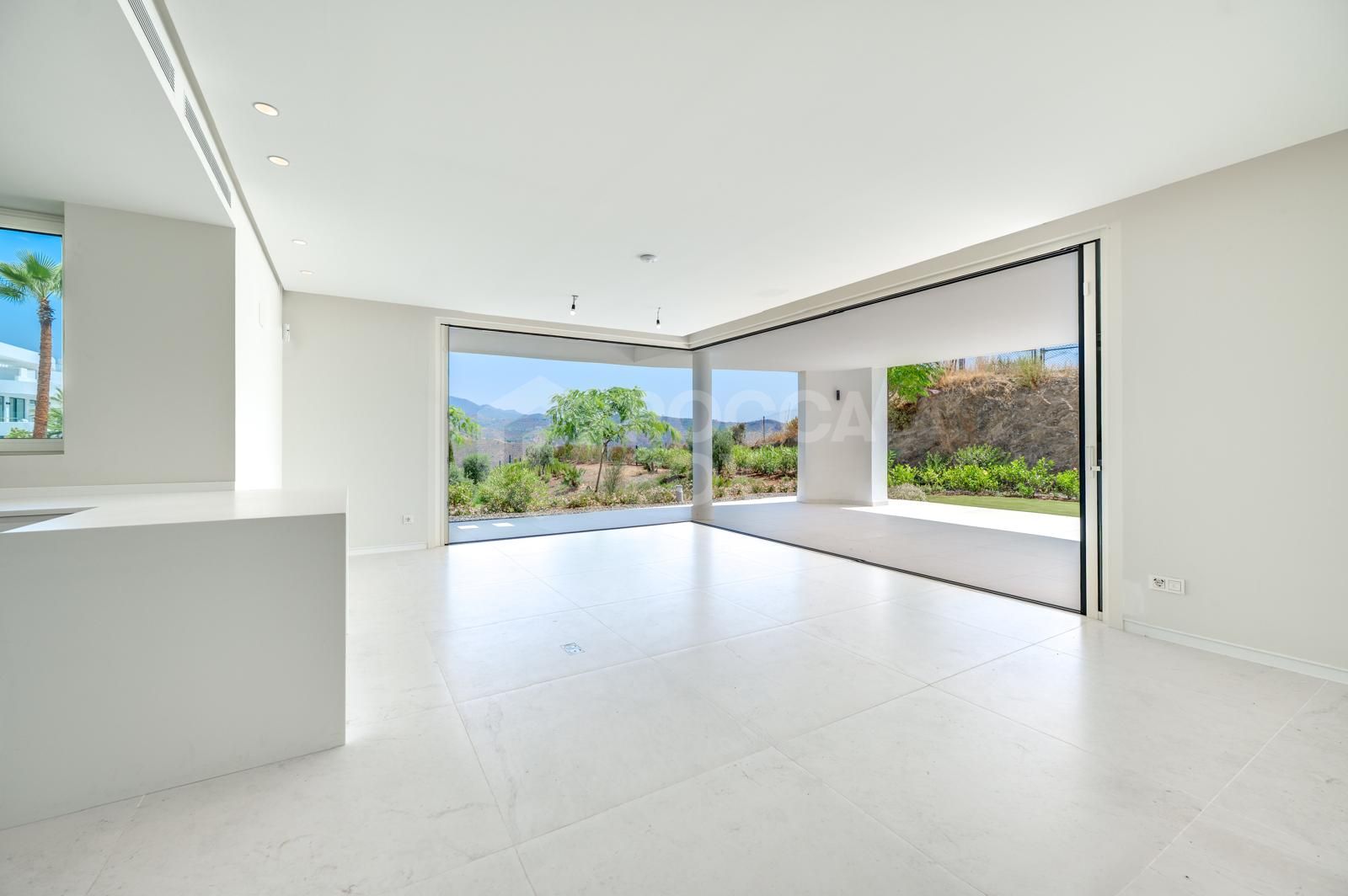 Luxury Ground Floor Apartment with Panoramic Views and Exceptional Facilities