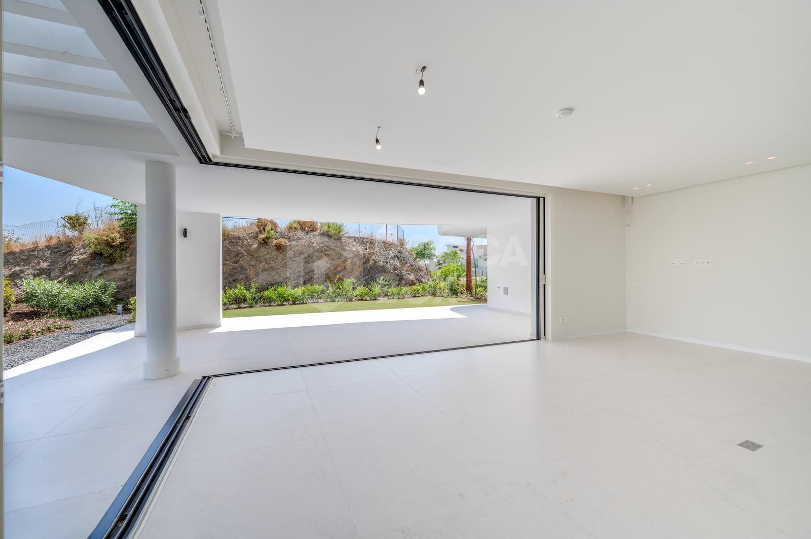 Luxury Ground Floor Apartment with Panoramic Views and Exceptional Facilities