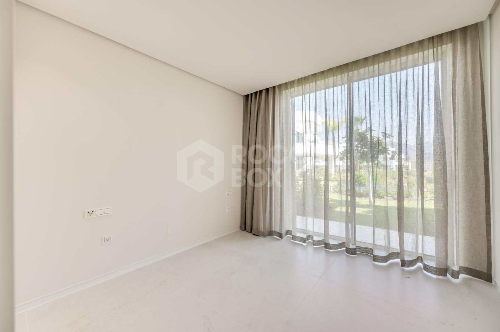 Luxury Ground Floor Apartment with Panoramic Views and Exceptional Facilities