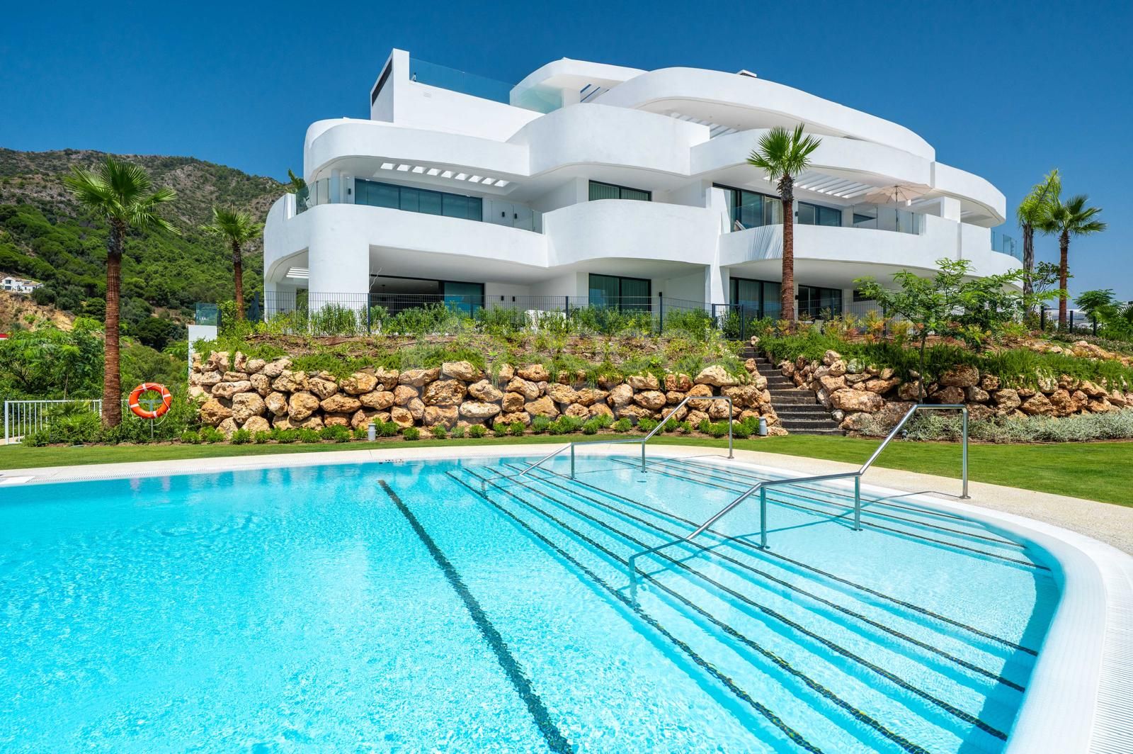 Luxury Ground Floor Apartment with Panoramic Views and Exceptional Facilities