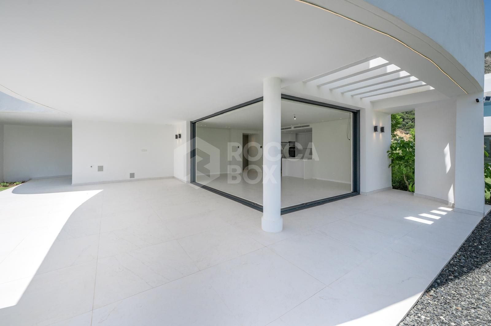 Luxury Ground Floor Apartment with Panoramic Views and Exceptional Facilities