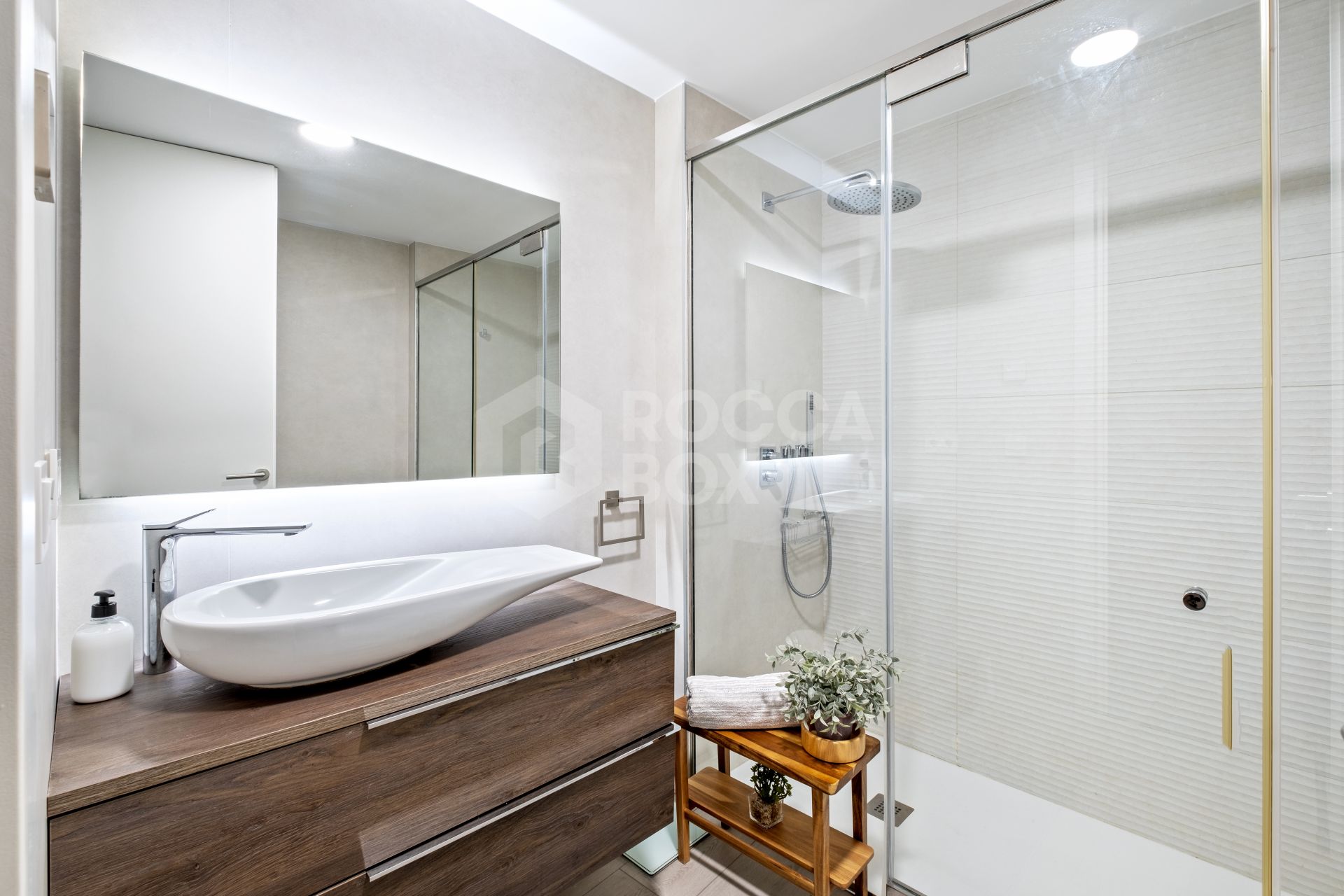 Frontline Beach Luxury Apartment With Terrace In The Edge, Estepona