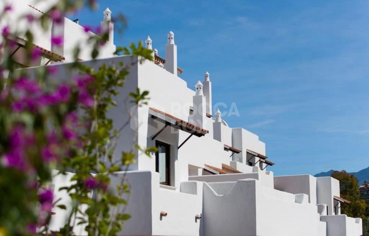 BEAUTIFUL 2 BED APARTMENT, LA CONCHA RESINA GOLF, ESTEPONA