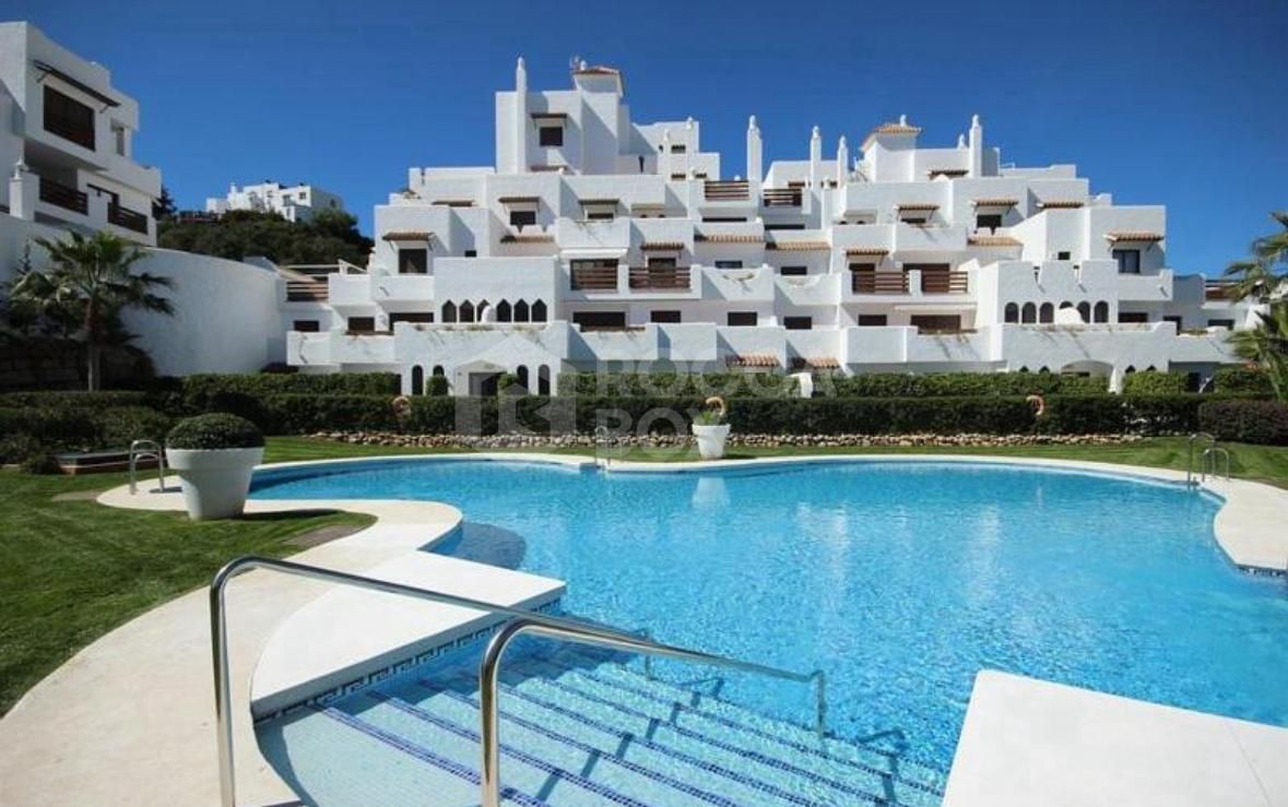 BEAUTIFUL 2 BED APARTMENT, LA CONCHA RESINA GOLF, ESTEPONA