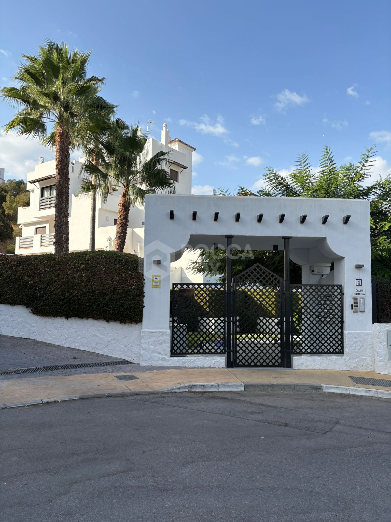 BEAUTIFUL 2 BED APARTMENT, LA CONCHA RESINA GOLF, ESTEPONA