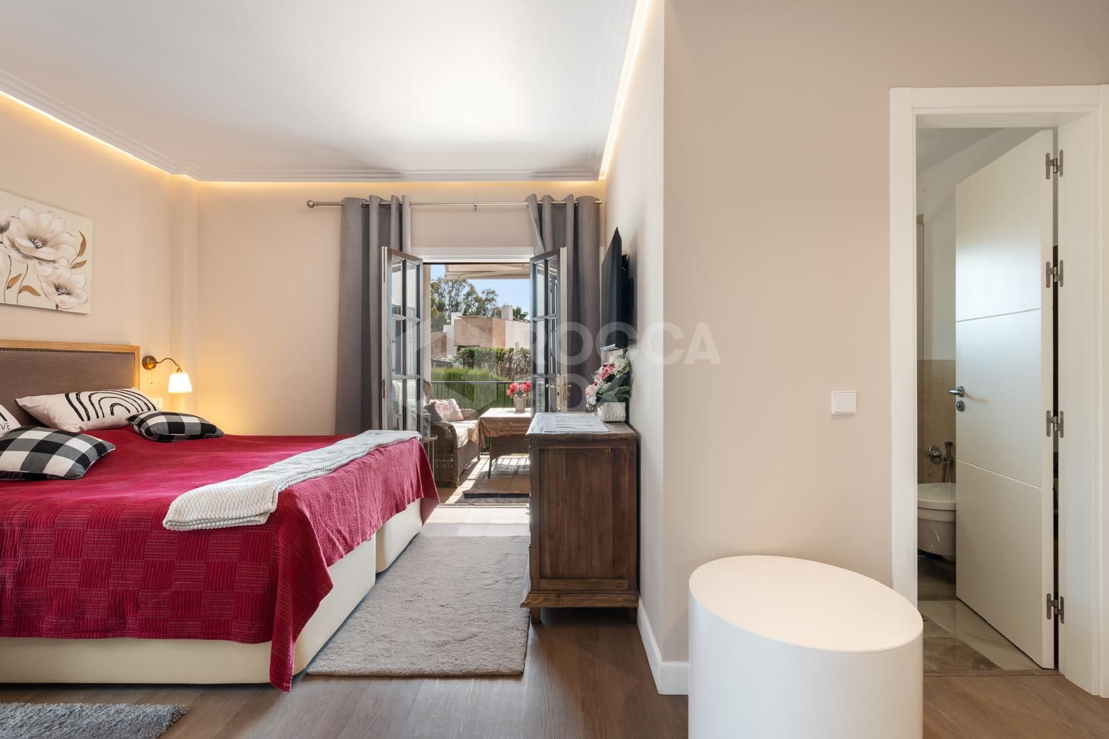 Stylish 3-Bed Ground-Floor Apartment with Private Garden in Las Cascadas