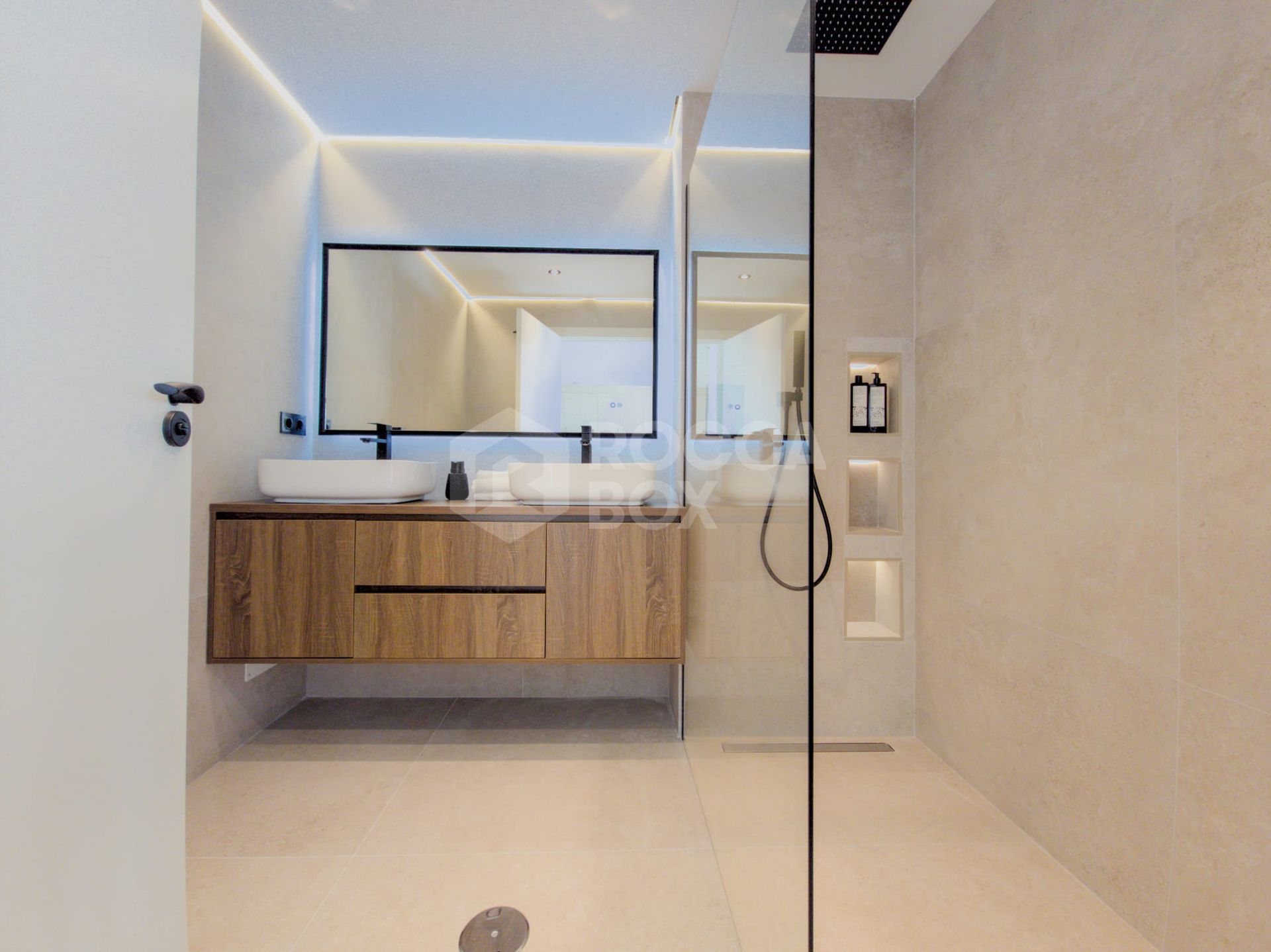 Luxury Frontline Golf Apartment with Panoramic Views and Exceptional Amenities