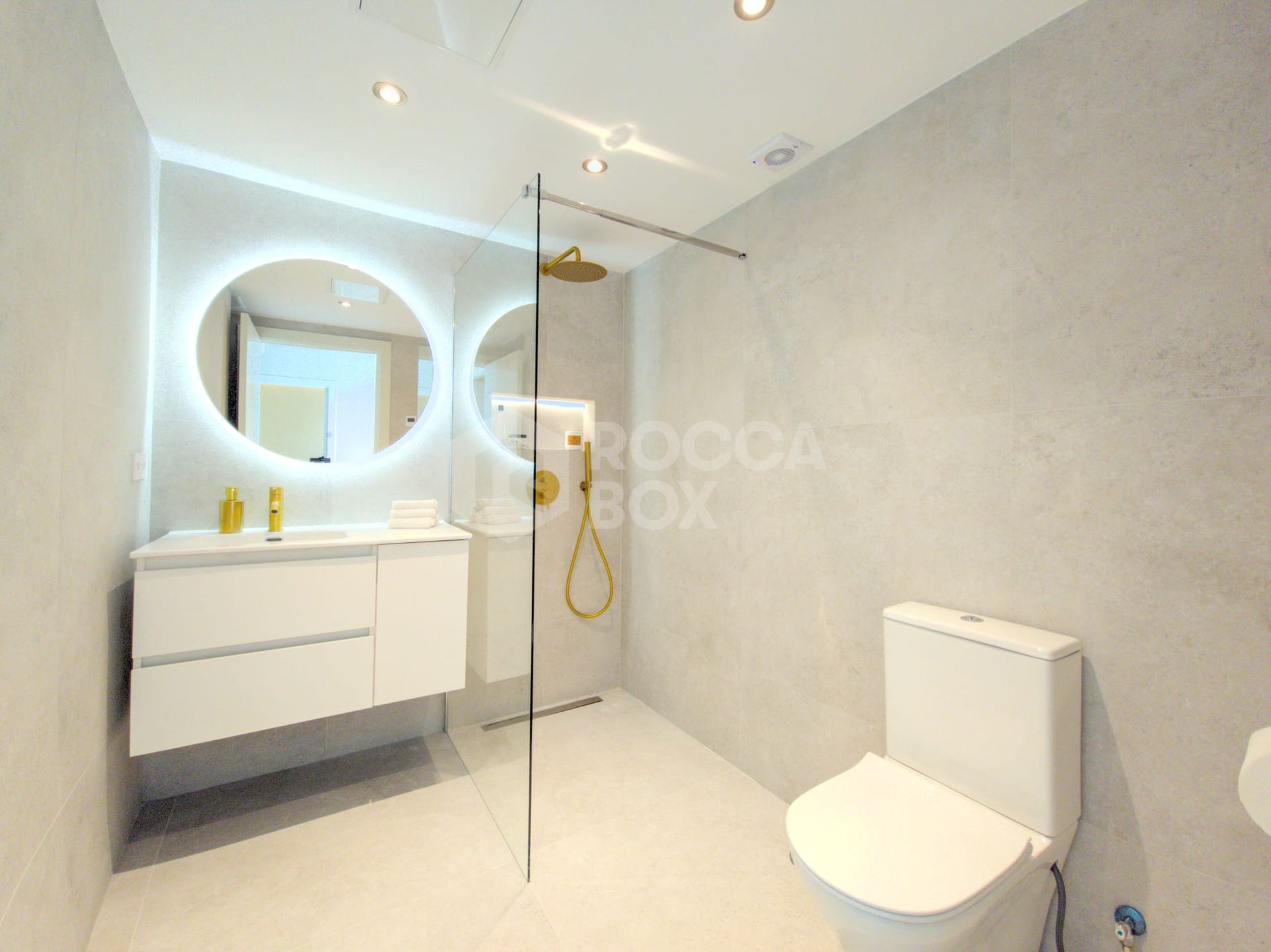 Luxury Frontline Golf Apartment with Panoramic Views and Exceptional Amenities