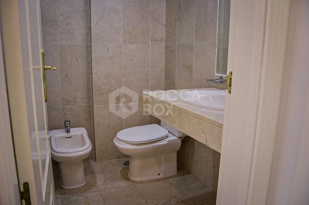 Elegant Two-Bedroom Apartment with Panoramic Views in Señorio de Aloha