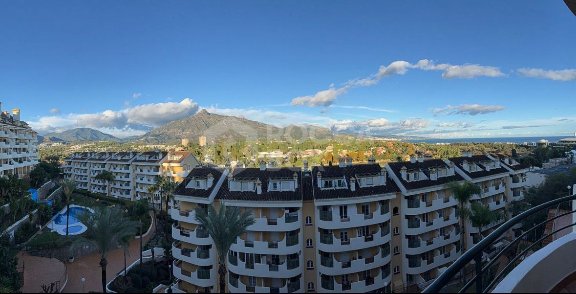 Elegant Two-Bedroom Apartment with Panoramic Views in Señorio de Aloha