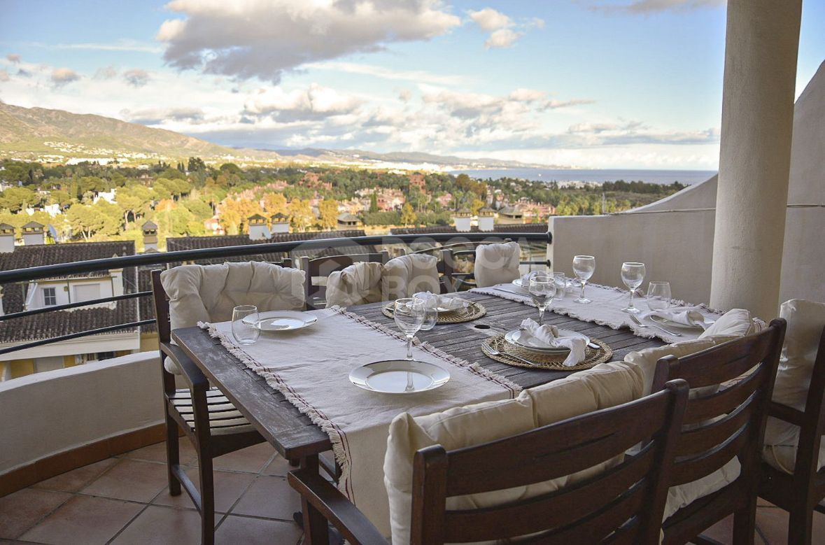 Elegant Two-Bedroom Apartment with Panoramic Views in Señorio de Aloha