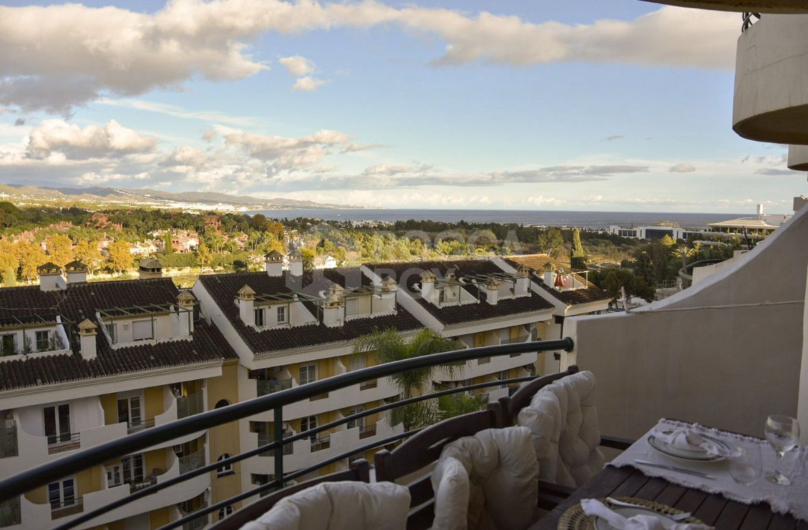 Elegant Two-Bedroom Apartment with Panoramic Views in Señorio de Aloha