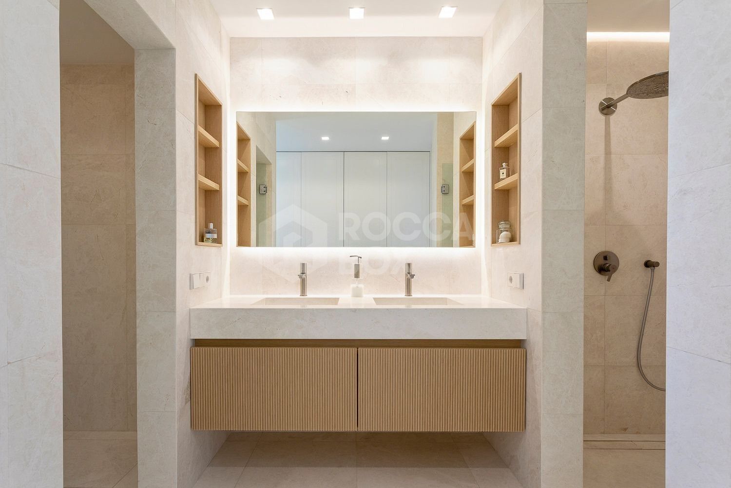 Luxury frontline golf apartment in Guadalmina Alta