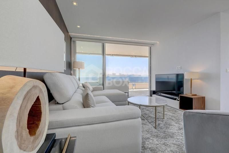 Exclusive apartment with panoramic views of the Mediterranean and the mountain