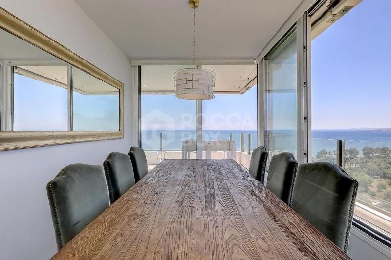 Exclusive apartment with panoramic views of the Mediterranean and the mountain