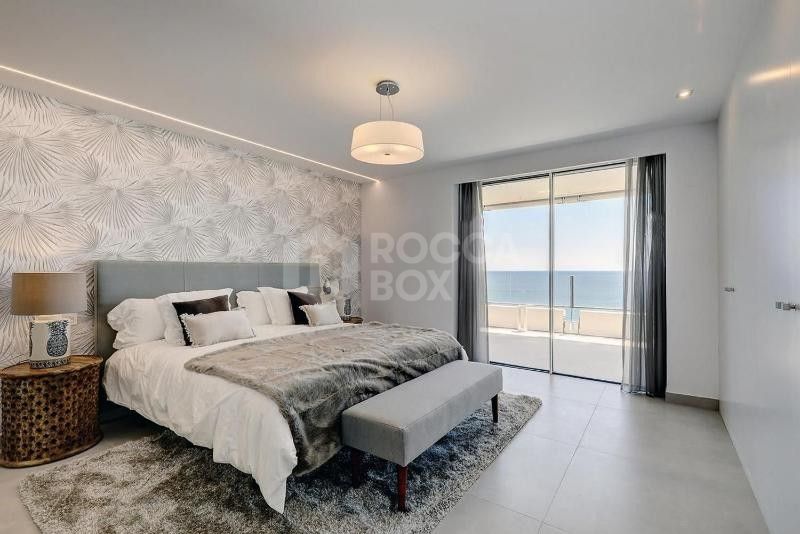 Exclusive apartment with panoramic views of the Mediterranean and the mountain