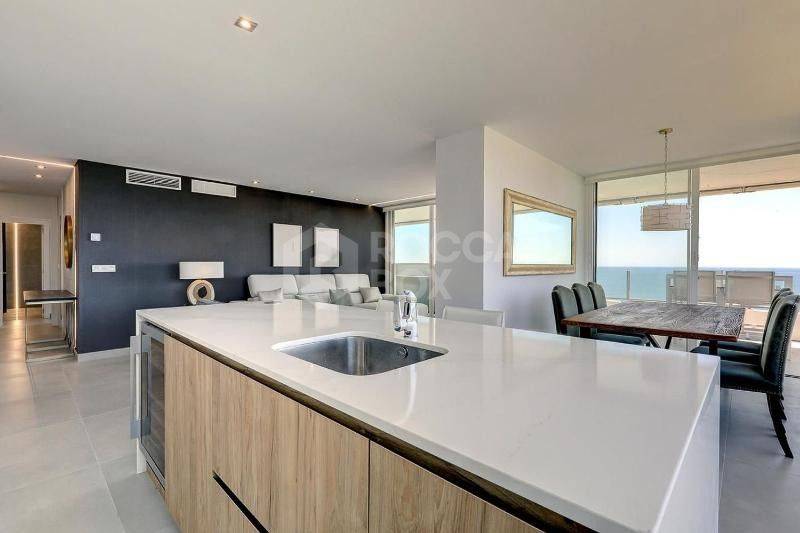 Exclusive apartment with panoramic views of the Mediterranean and the mountain