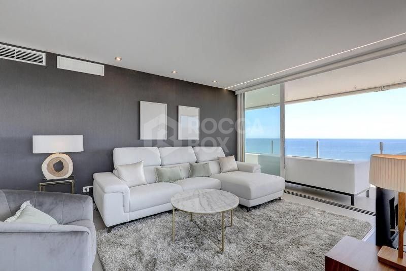 Exclusive apartment with panoramic views of the Mediterranean and the mountain