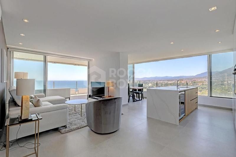 Exclusive apartment with panoramic views of the Mediterranean and the mountain