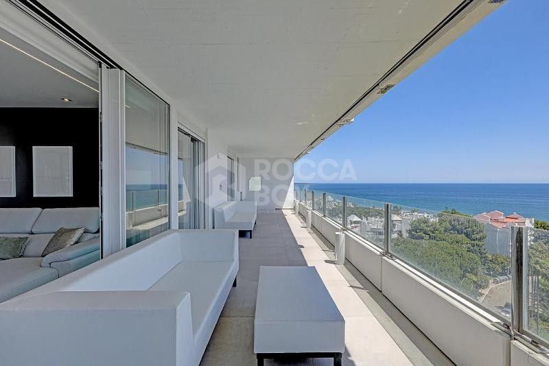 Exclusive apartment with panoramic views of the Mediterranean and the mountain