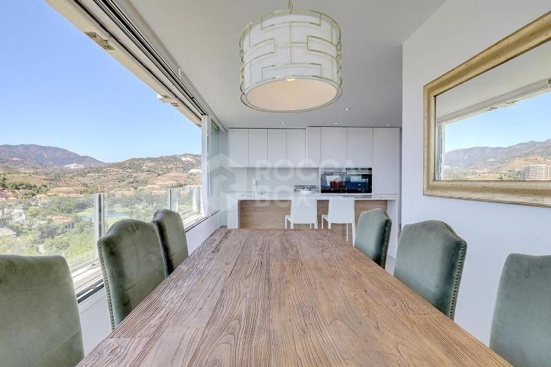 Exclusive apartment with panoramic views of the Mediterranean and the mountain