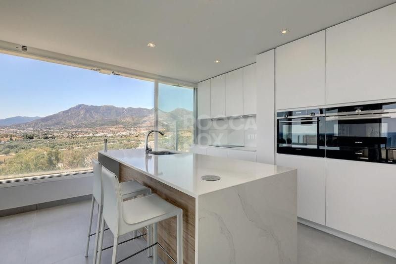 Exclusive apartment with panoramic views of the Mediterranean and the mountain