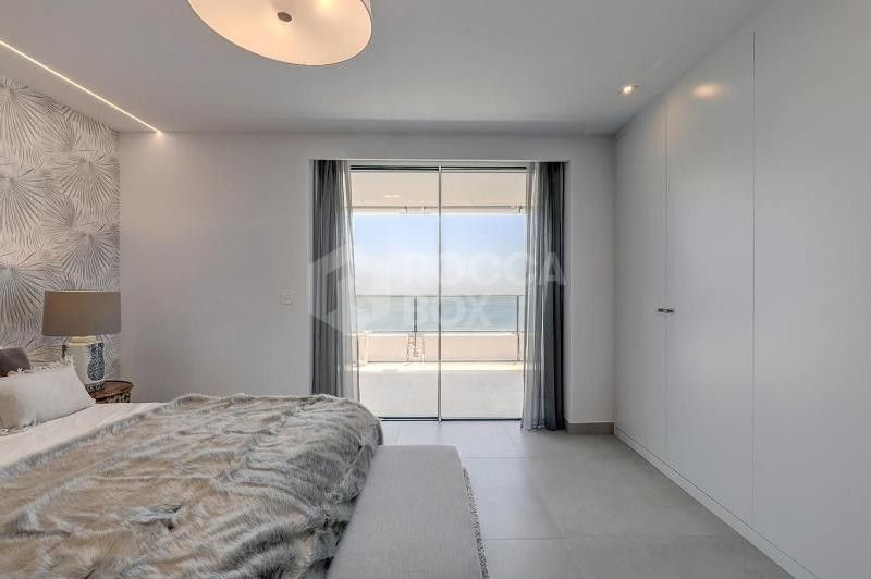 Exclusive apartment with panoramic views of the Mediterranean and the mountain