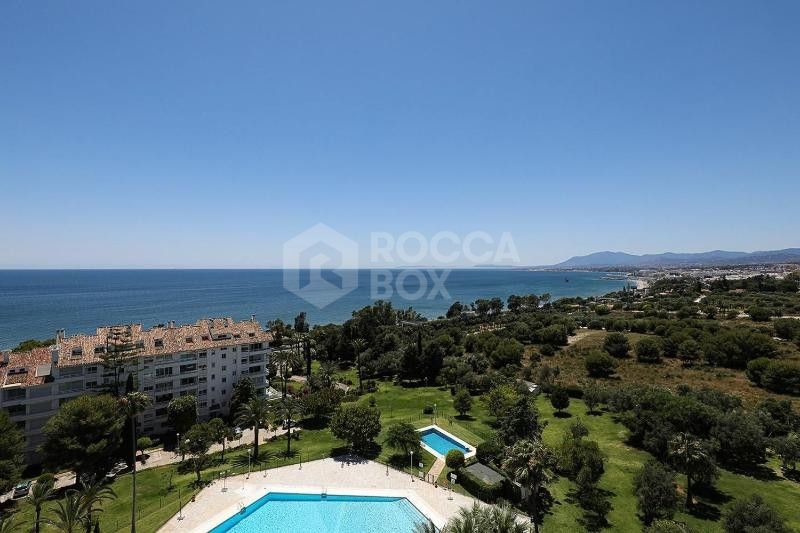 Exclusive apartment with panoramic views of the Mediterranean and the mountain