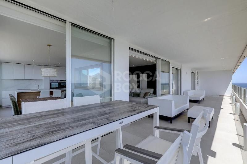 Exclusive apartment with panoramic views of the Mediterranean and the mountain