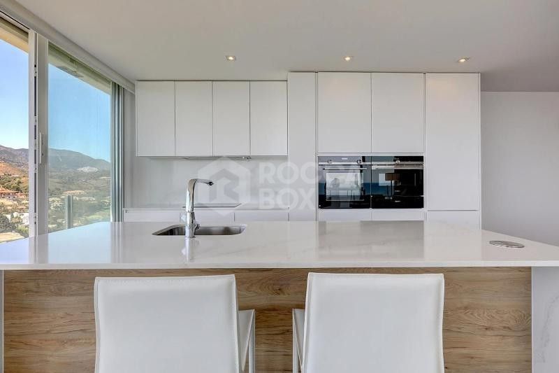 Exclusive apartment with panoramic views of the Mediterranean and the mountain