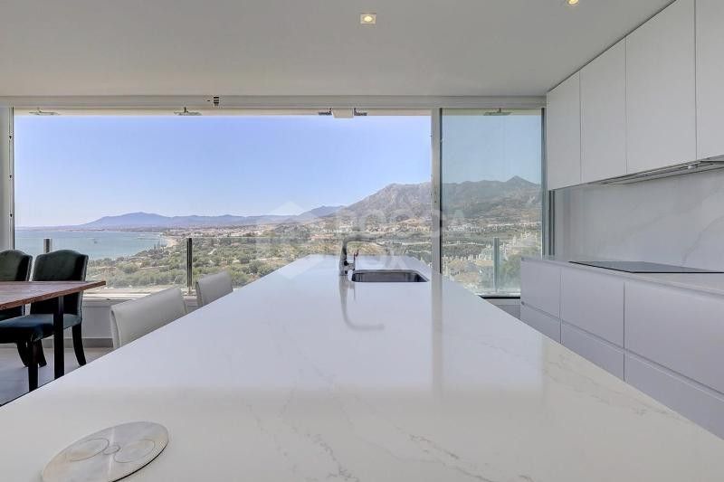 Exclusive apartment with panoramic views of the Mediterranean and the mountain