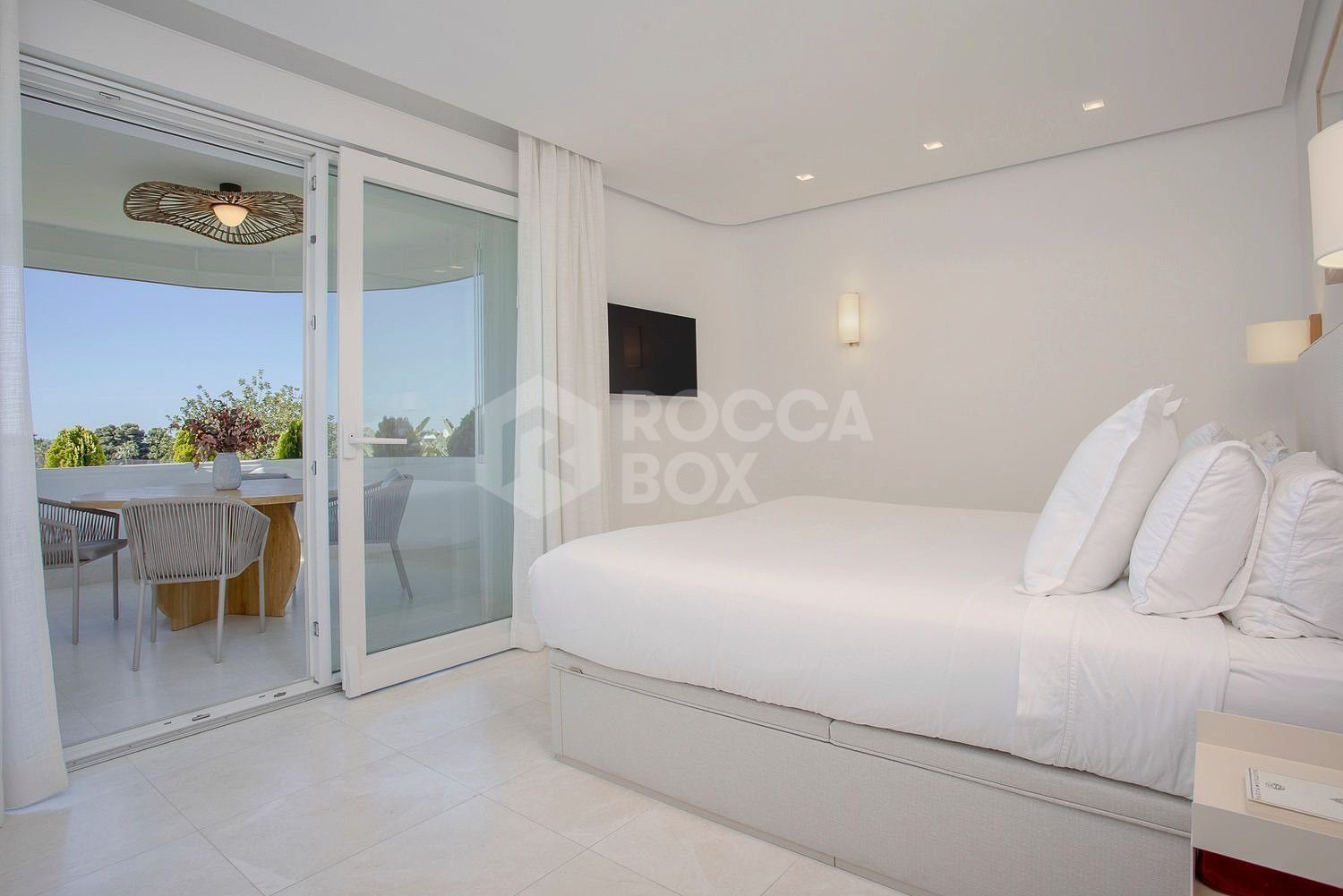 Luxury frontline golf apartment in Guadalmina Alta
