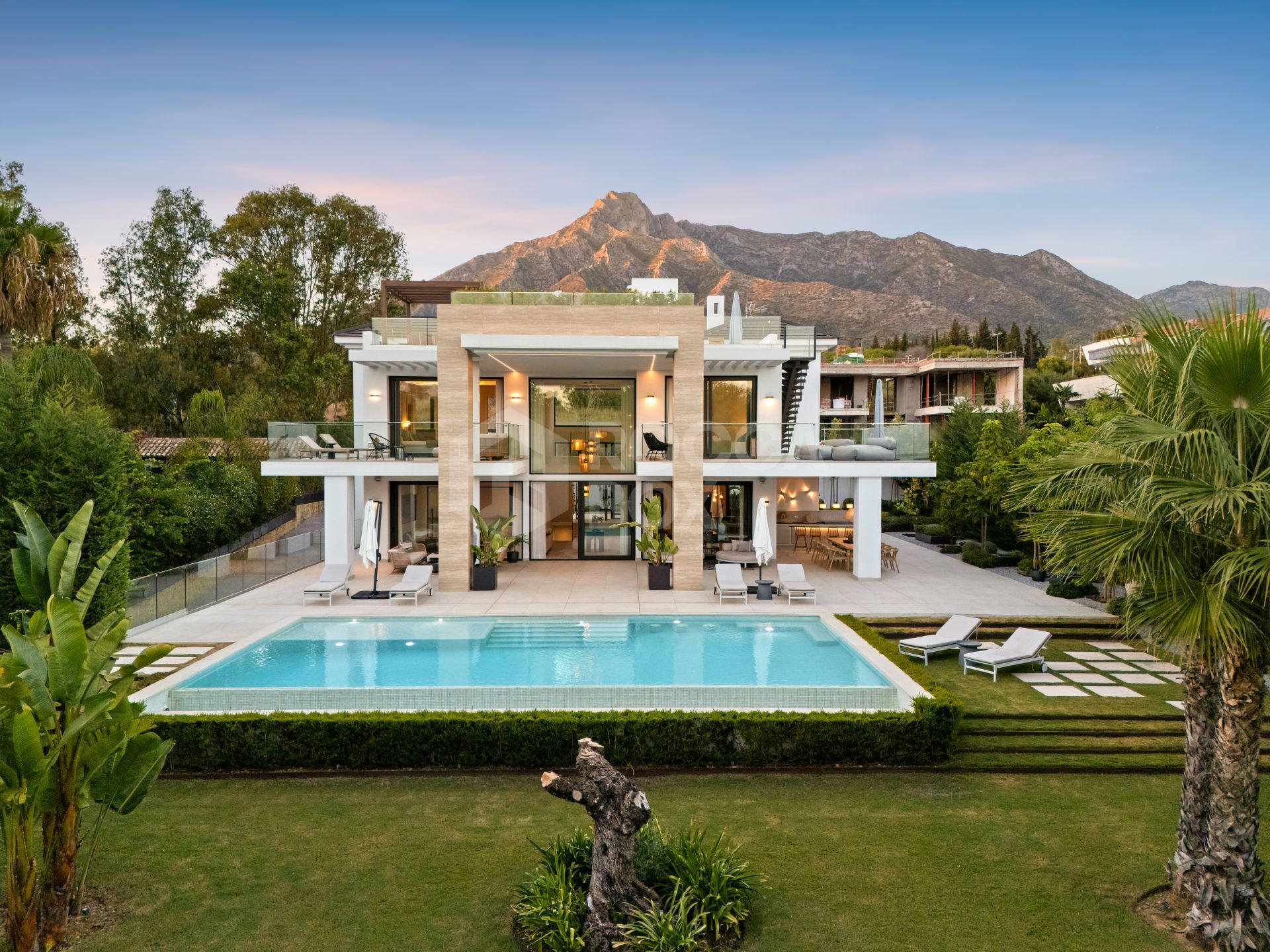 Contemporary Mediterranean Elegance on Marbella’s Golden Mile