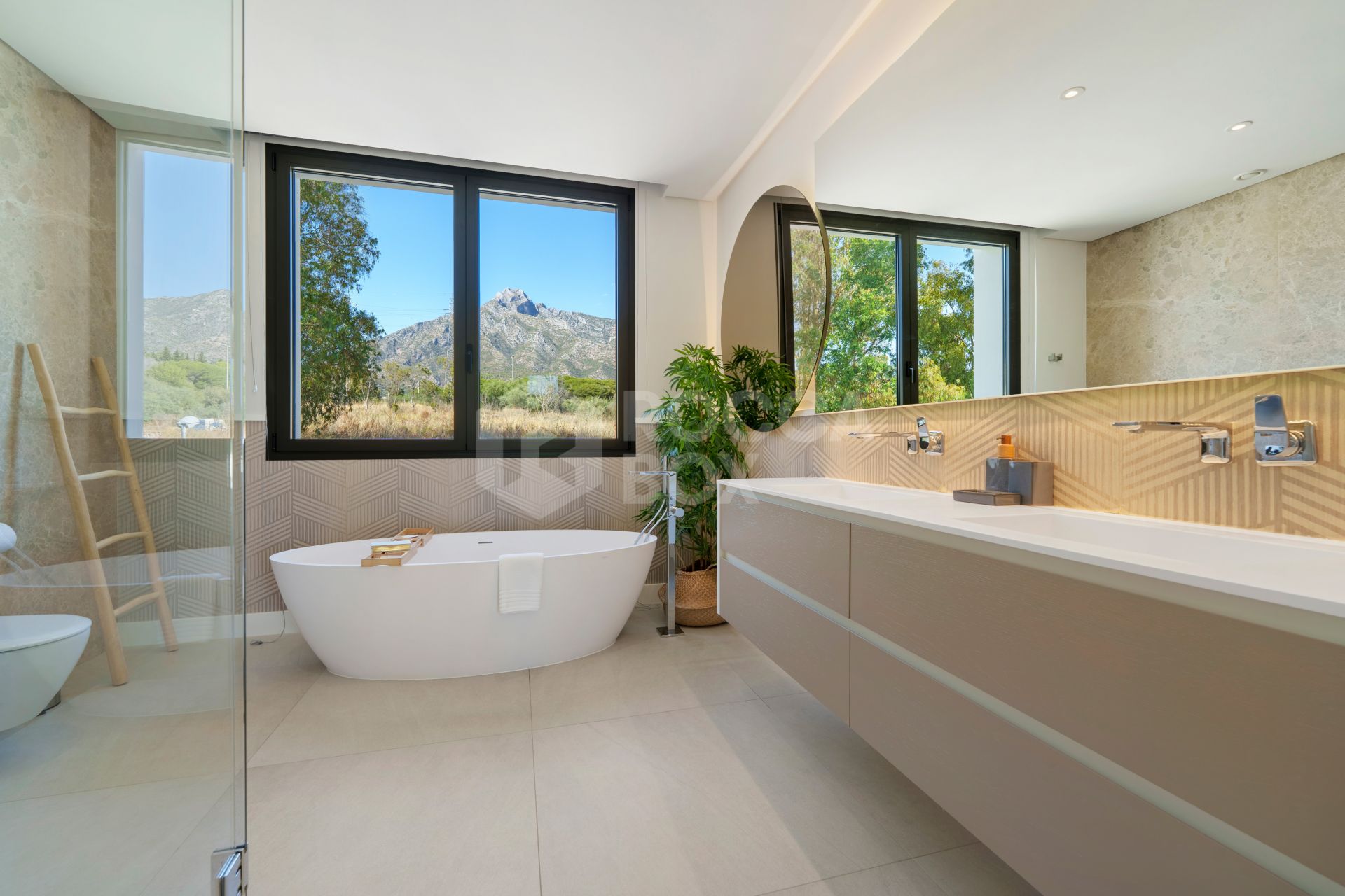 Contemporary Mediterranean Elegance on Marbella’s Golden Mile